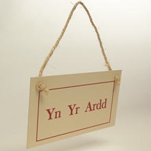 Yn Yr Ardd - Plaque